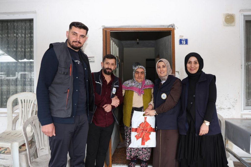 Kartepe’de Alo Evlat Sağlık Kulübü Yaşlıları Unutmadı