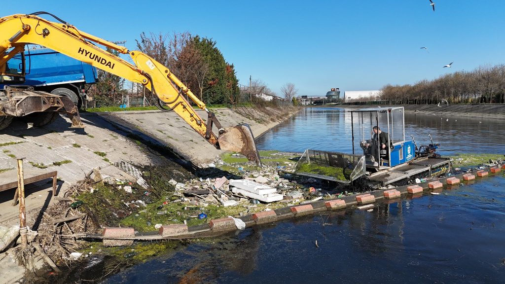 12 metreküp atık denize ulaşmadan toplandı