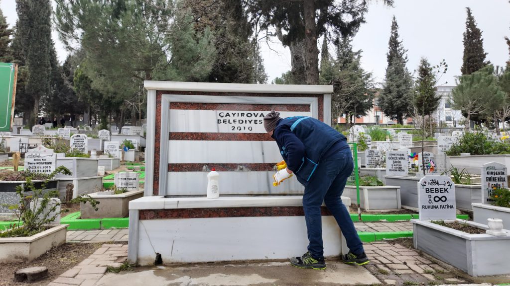 Çayırova’da mezarlıklar bayrama hazır