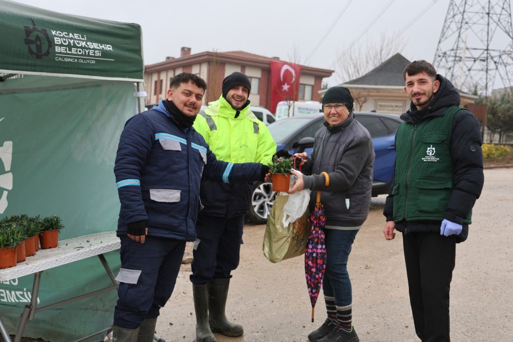 Büyükşehir, kabirler için on binlerce çiçek dağıttı