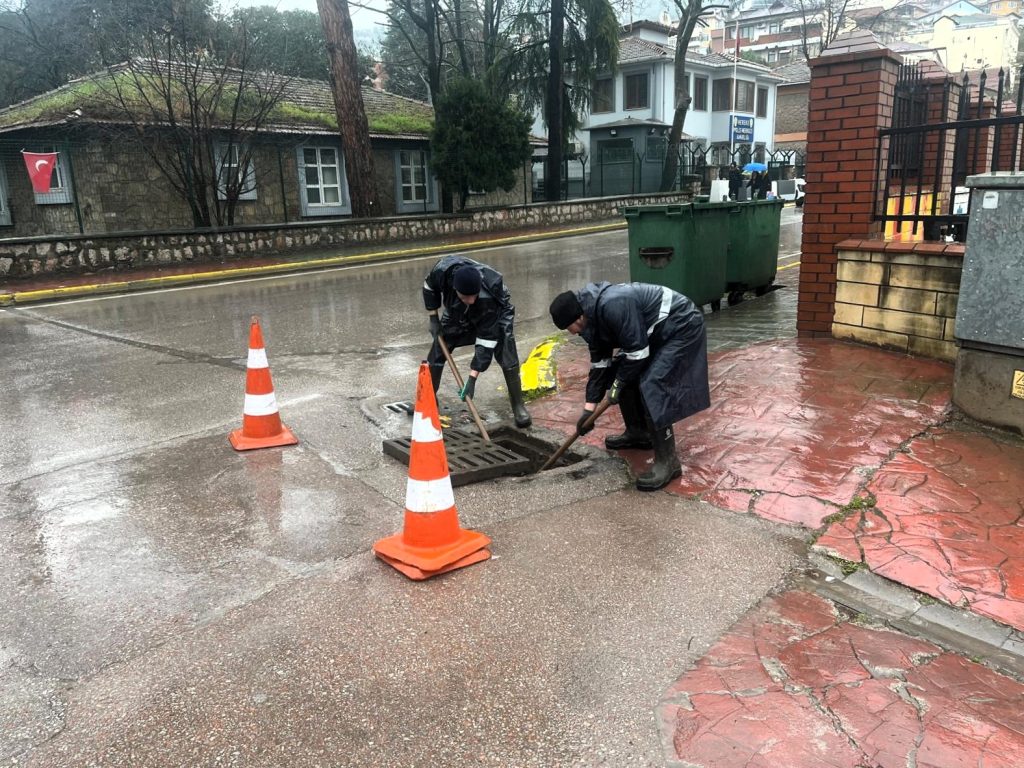 Kent genelinde mazgal ve menfezler temizleniyor;