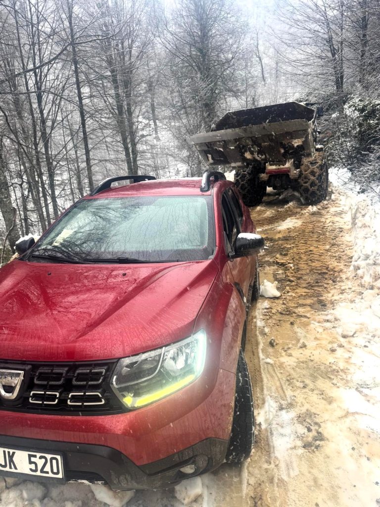 Yaylada araçları kara saplandı, imdada Büyükşehir ekipleri yetişti;