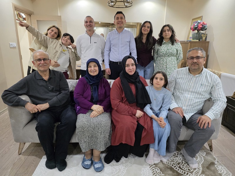Dr. Ali Değirmenci ve iftar davetine katılanlar
