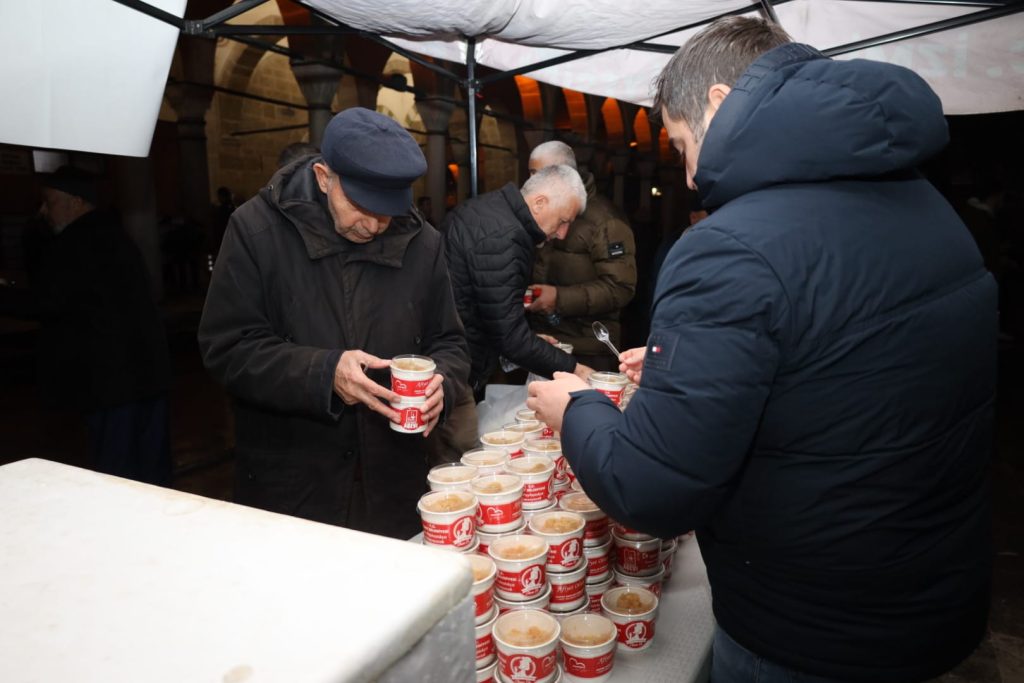 İzmit Belediyesinden Çanakkale Şehitleri için helva ikramı