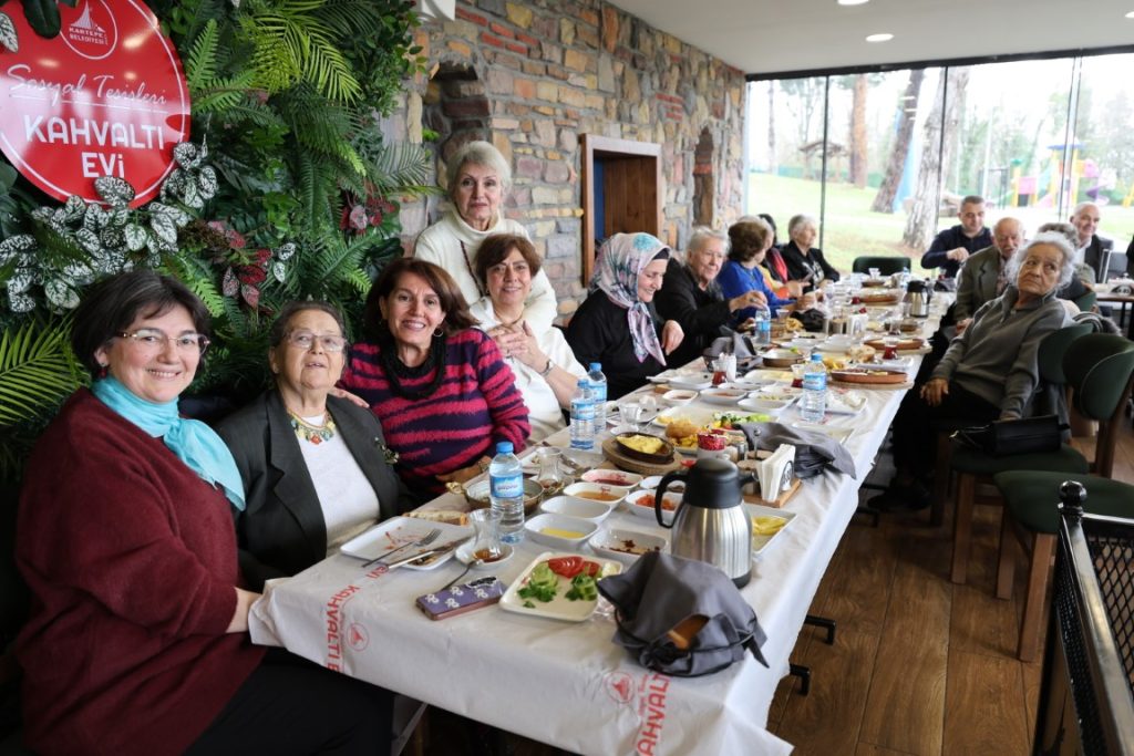 Kartepe’de Büyükler İçin Anlamlı Buluşma