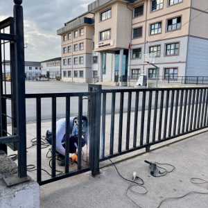 Körfez’de eğitim kurumlarına destek sürüyor