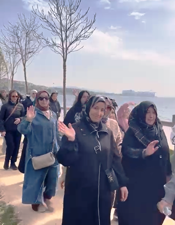 Körfezli annelerin sahilde sağlık yürüyüşü