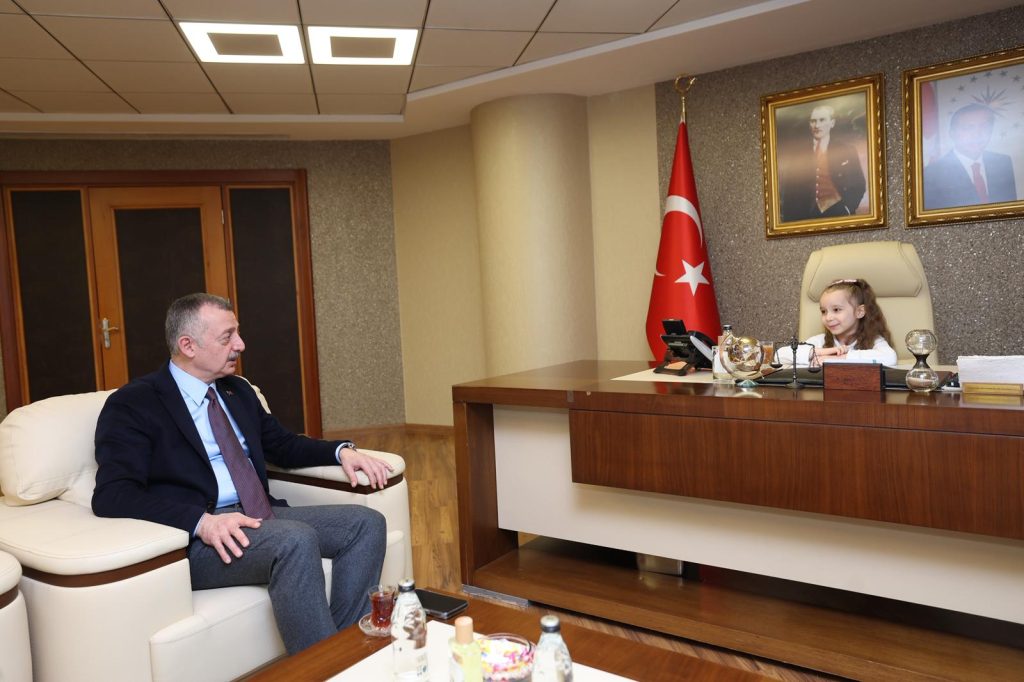 Başkan Büyükakın, koltuğu çocuklara bıraktı