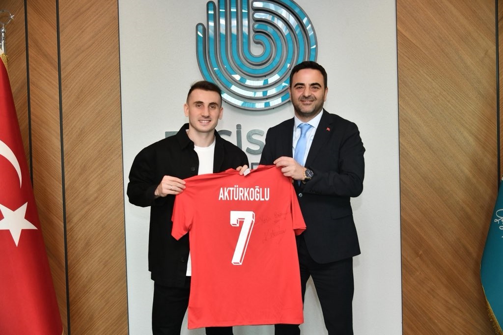 Kerem Aktürkoğlu’ndan Başkan Özlü’ye Ay-Yıldızlı Hediye