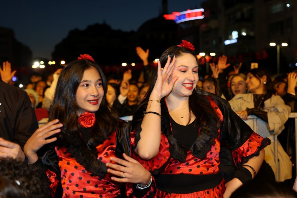 “İlle de Roman olsun” Kent Meydanı’nı salladı