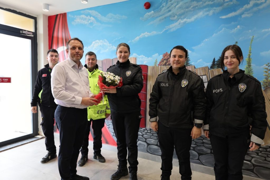Kartepe Kütüphanesi’nde Anlamlı Polis Haftası Kutlaması