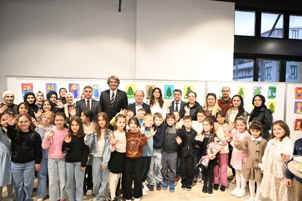  Kartepeli Minik Ressamlardan Görkemli Sergi