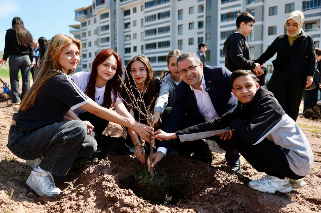 Derince´de Fidanlar Toprakla Buluştu