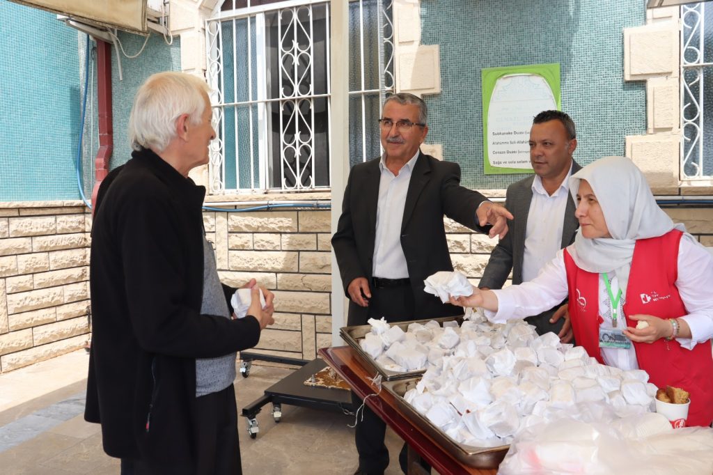 İzmit Belediyesinden Yenidoğan’da Cuma ikramı