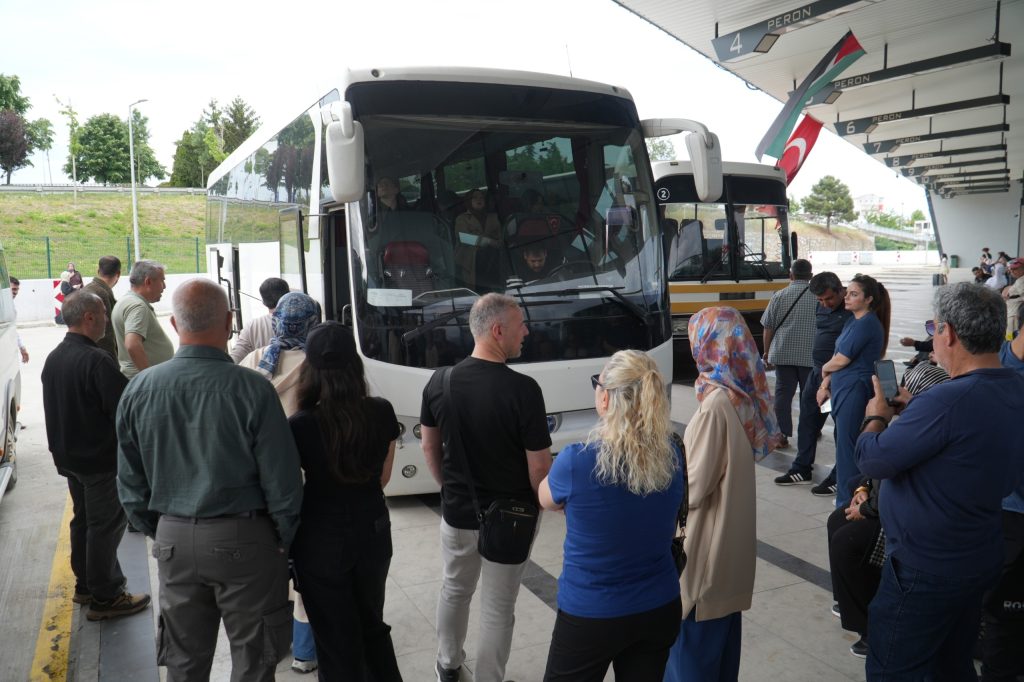 Gölcük Belediyesi Üniversite Öğrencilerinin Eğitim Yolculuğunda Yanlarında