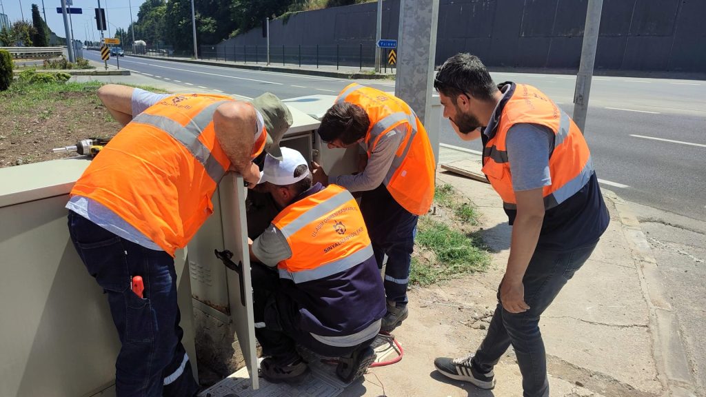 Büyükşehir’den sinyalizasyona 7/24 takip