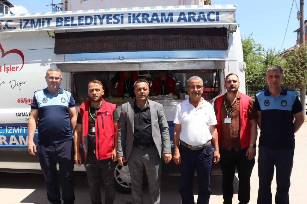 İzmit Belediyesinden cami cemaatine tatlı ikramı