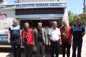 İzmit Belediyesinden cami cemaatine tatlı ikramı