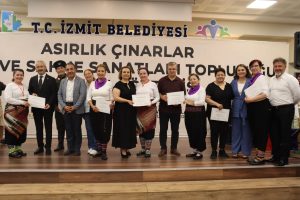 İzmit’in asırlık çınarları yıl sonu gösterisinde göz doldurdu